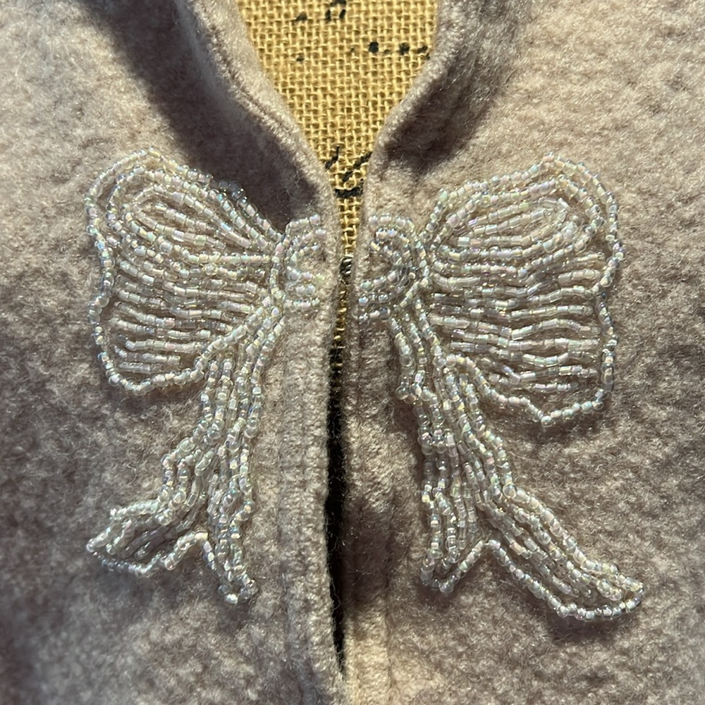 Alfred Dunner size L 100% wool jacket one latch closure and a beaded bow - Picture 2 of 4